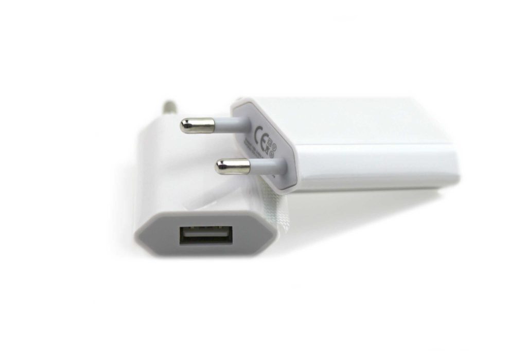 Caricatore USB-adattatore-alimentazione-rete-spina-scalata-copia-2.jpg